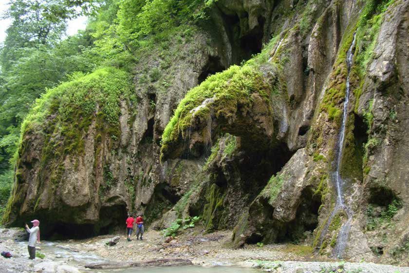 آبشار باران کوه گلستان، یکی از آبشارهای بسیار زیبا و دیدنی