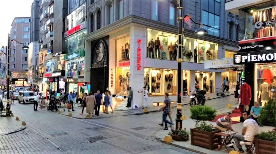 بازار لاله لی استانبول ، بازار عمده فروشی لباس