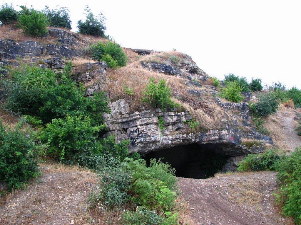 غار هوتو و کمربند بهشهر