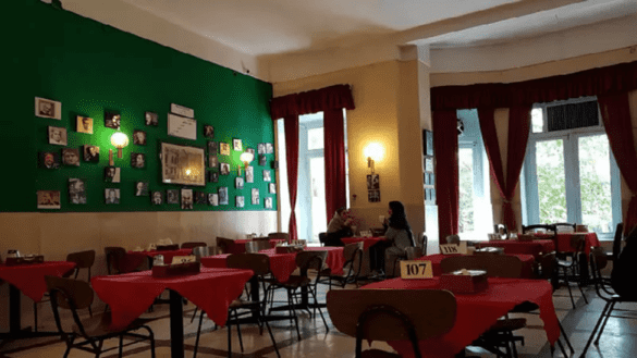 کافه نادری محل حضور هنرمندان قدیمی